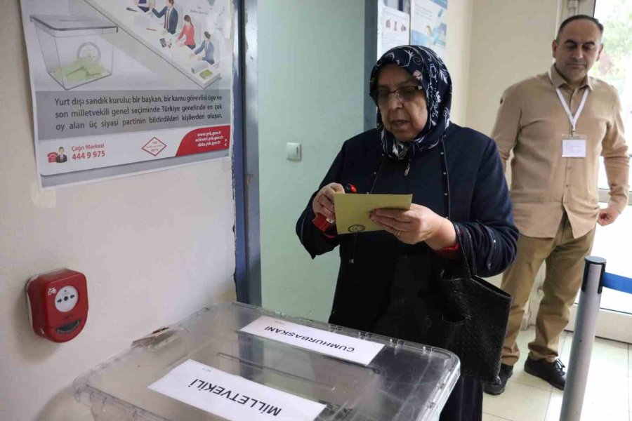 Havaalanında Sandıklar Doluyor