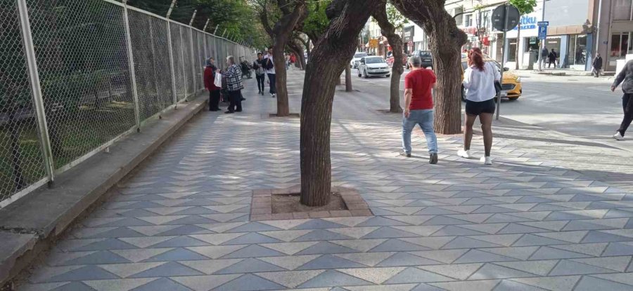 Yüzlerce Metre Uzunluğundaki Bu Kaldırımda Hiç Bir Çöp Kutusu Yok