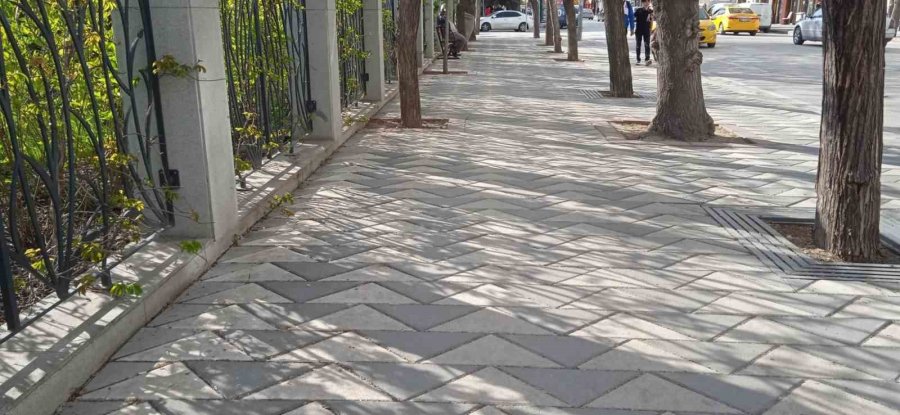 Yüzlerce Metre Uzunluğundaki Bu Kaldırımda Hiç Bir Çöp Kutusu Yok