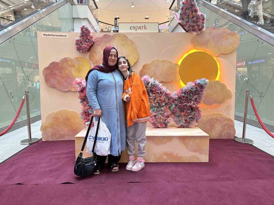 Anneler Günü’ne Özel ‘fotoğraf Köşesi’ İlgi Görüyor