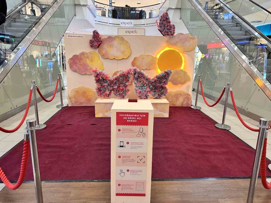 Anneler Günü’ne Özel ‘fotoğraf Köşesi’ İlgi Görüyor