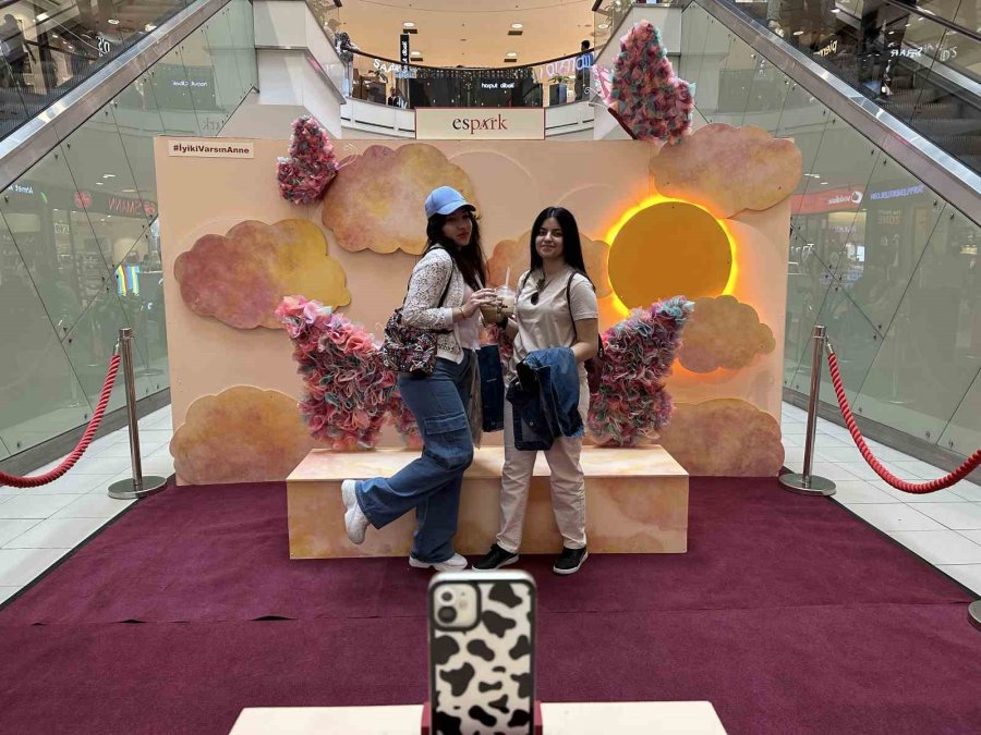 Anneler Günü’ne Özel ‘fotoğraf Köşesi’ İlgi Görüyor