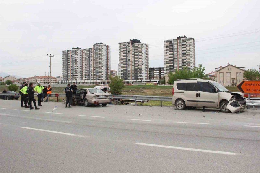 Karaman’da Otomobil İle Hafif Ticari Araç Çarpıştı: 7 Yaralı