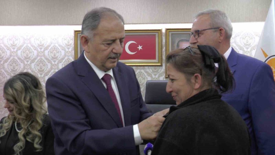 Tdp Kayseri İl Yönetimi Ak Parti’ye Katıldı, Rozetlerini Özhaseki Taktı