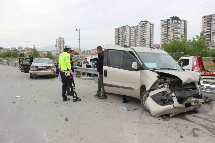 Karaman’da Otomobil İle Hafif Ticari Araç Çarpıştı: 7 Yaralı