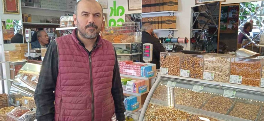 Kuruyemişçi Esnafında Düğün Çerezi Mesaisi Yaşanıyor