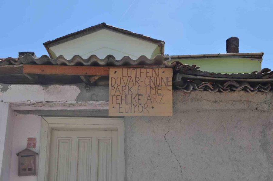 Tarihi Evlerin Boynu Bükük