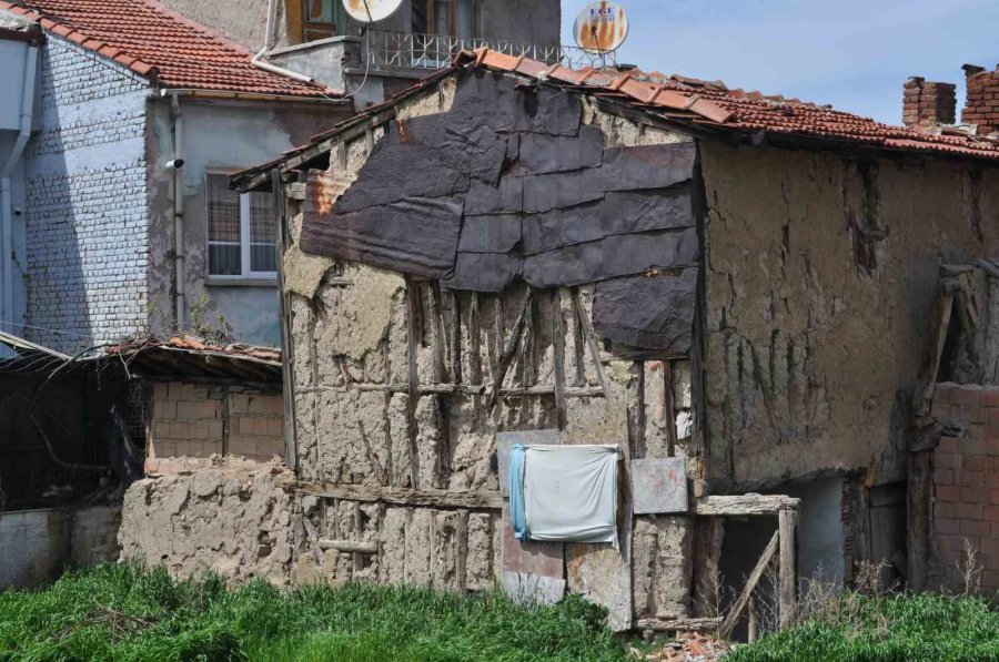 Tarihi Evlerin Boynu Bükük