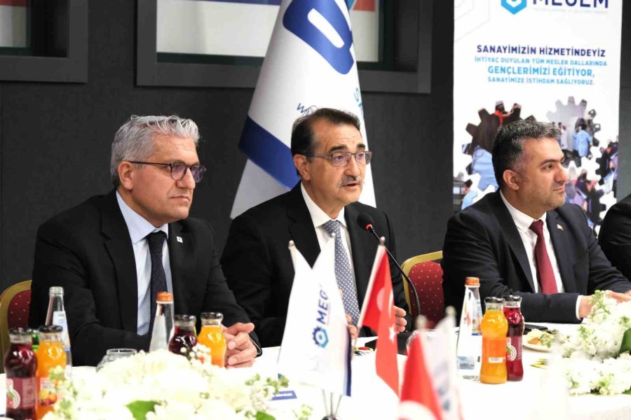 Bakan Dönmez Megem’de Eğitim Alan Kursiyerlerle Bir Araya Geldi