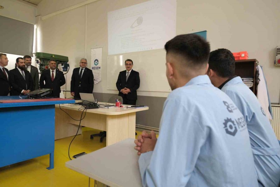 Bakan Dönmez Megem’de Eğitim Alan Kursiyerlerle Bir Araya Geldi
