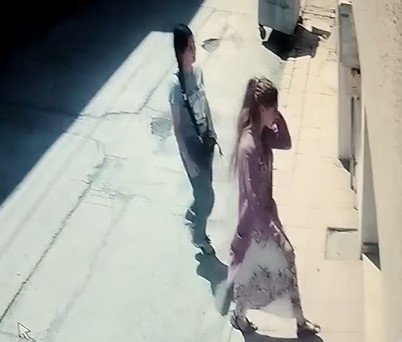 Apartman Kapısını Kartla Açan Kadın Hırsızlar Güvenlik Kamerasına Yakalandı