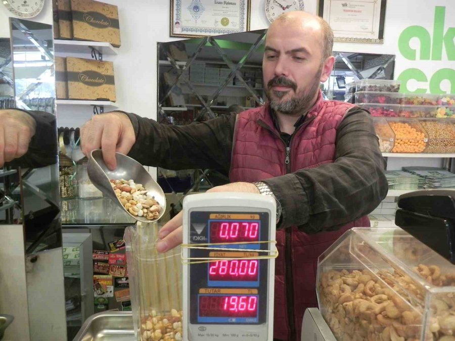 Kuruyemişçi Esnafında Düğün Çerezi Mesaisi Yaşanıyor