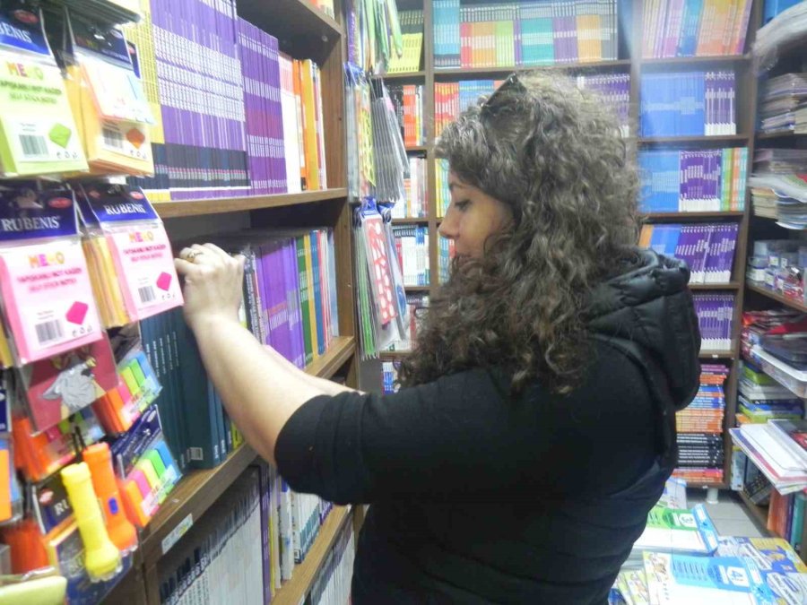 Öğrencilerin Lgs Sınavı Yaklaştıkça Yardımcı Kitap Ve Deneme Setlerinin Satışı Da Arttı