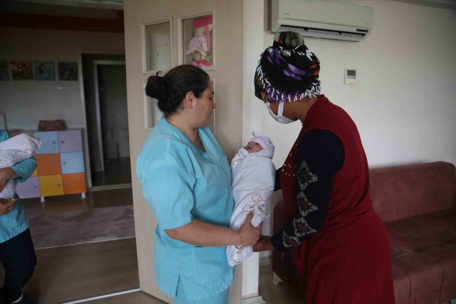 Enkaz Altında Dünyaya Gelen İkizler 96 Gün Sonra Ailesine Kavuştu