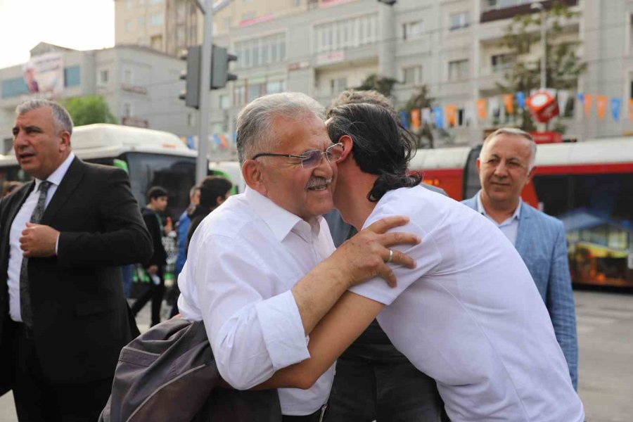 Başkan Büyükkılıç, Esnaf Ve Vatandaşlarla Buluştu