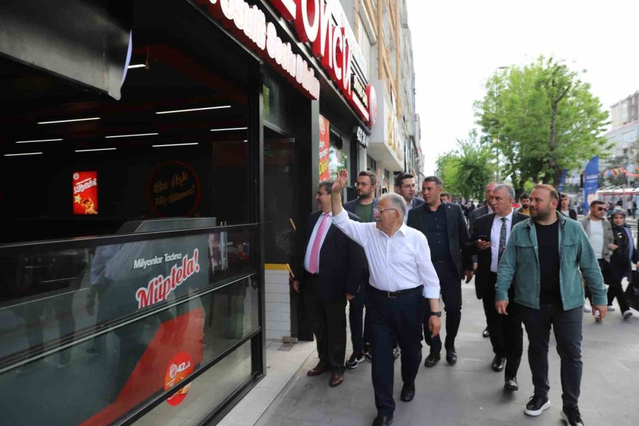 Başkan Büyükkılıç, Esnaf Ve Vatandaşlarla Buluştu