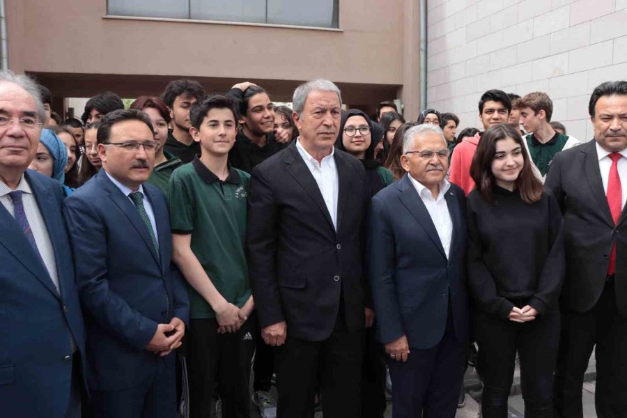 Bakan Akar’dan Öğrencilere: “sizler Donanımlı Olduğunuz Takdirde Bizim Geleceğimiz Daha Güvende Olur”