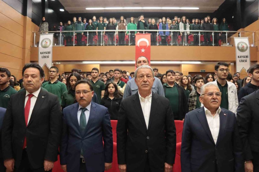 Bakan Akar’dan Öğrencilere: “sizler Donanımlı Olduğunuz Takdirde Bizim Geleceğimiz Daha Güvende Olur”