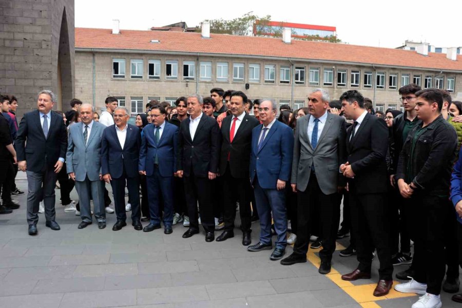 Bakan Akar’dan Öğrencilere: “sizler Donanımlı Olduğunuz Takdirde Bizim Geleceğimiz Daha Güvende Olur”