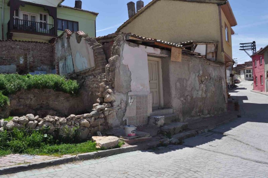 Tarihi Evlerin Boynu Bükük