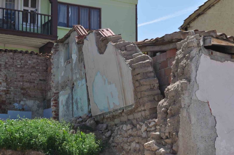 Tarihi Evlerin Boynu Bükük