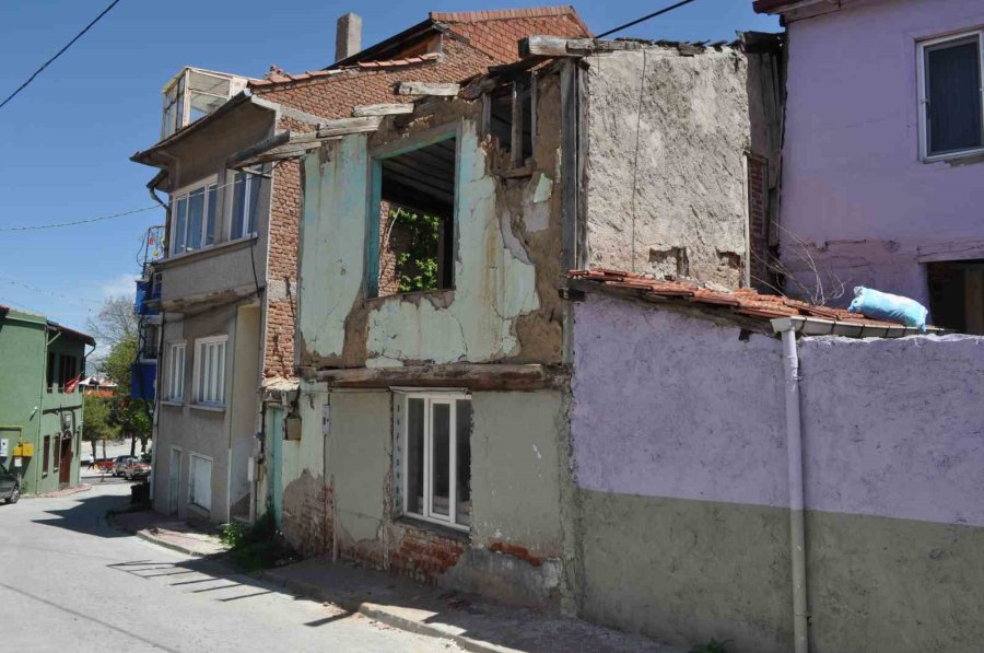 Tarihi Evlerin Boynu Bükük