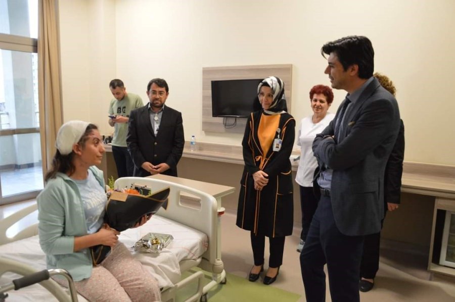 Depremzede Hemşireye ‘hemşireler Günü’ Jesti