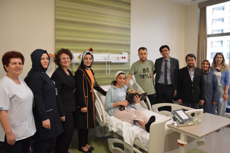 Depremzede Hemşireye ‘hemşireler Günü’ Jesti