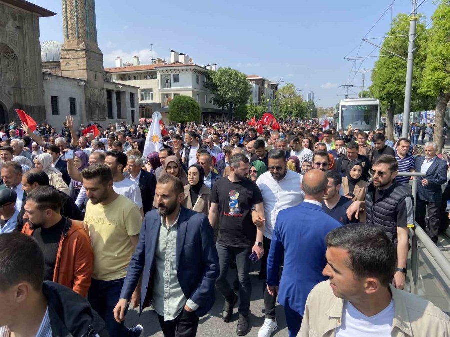 Ak Parti Konya Teşkilatı Seçim Çalışmalarını Yürüyüşle Tamamladı