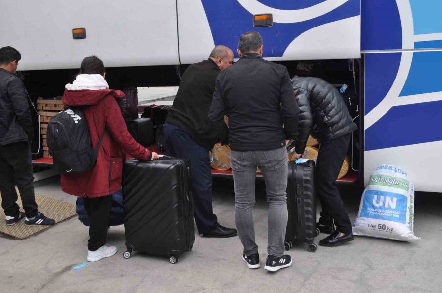 Depremzedeler Oy Kullanmak İçin Memleketine Geri Dönüyor