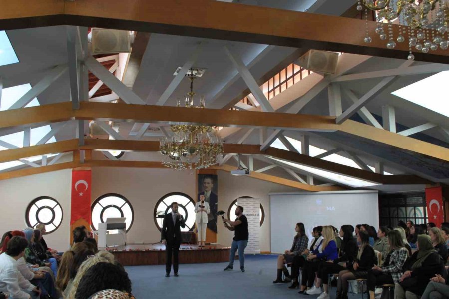 Özel Tasarladıkları Kıyafetlerle Sahnede Yer Aldılar