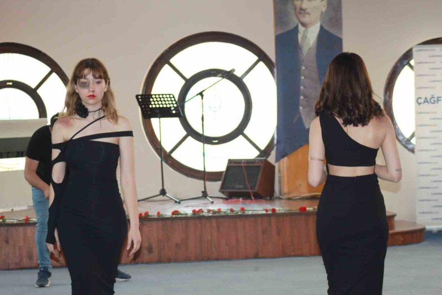 Özel Tasarladıkları Kıyafetlerle Sahnede Yer Aldılar