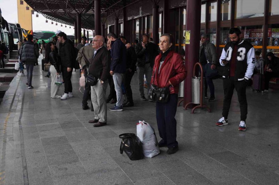 Depremzedeler Oy Kullanmak İçin Memleketine Geri Dönüyor
