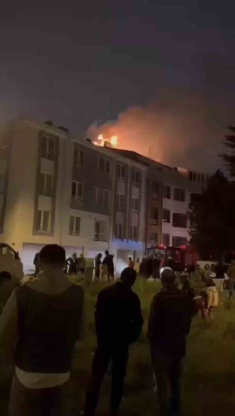 Apartmanın Çatı Katında Korkutan Yangın