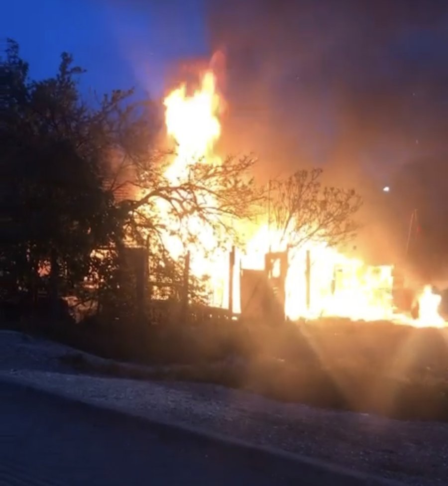 Yangın Çıkan Evdeki 2 Kişiyi Çevredeki Vatandaşlar Kurtardı