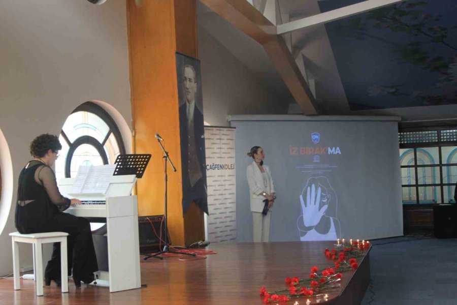 Özel Tasarladıkları Kıyafetlerle Sahnede Yer Aldılar