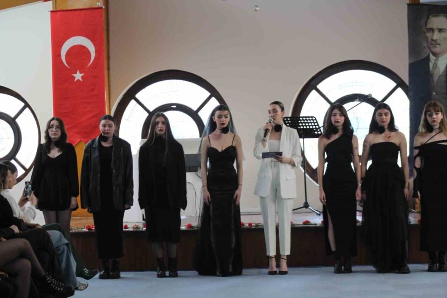 Özel Tasarladıkları Kıyafetlerle Sahnede Yer Aldılar