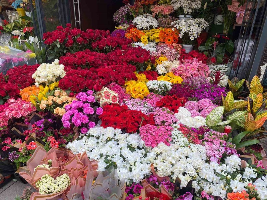 Çiçekçilerde ’anneler Günü’ Mesaisi