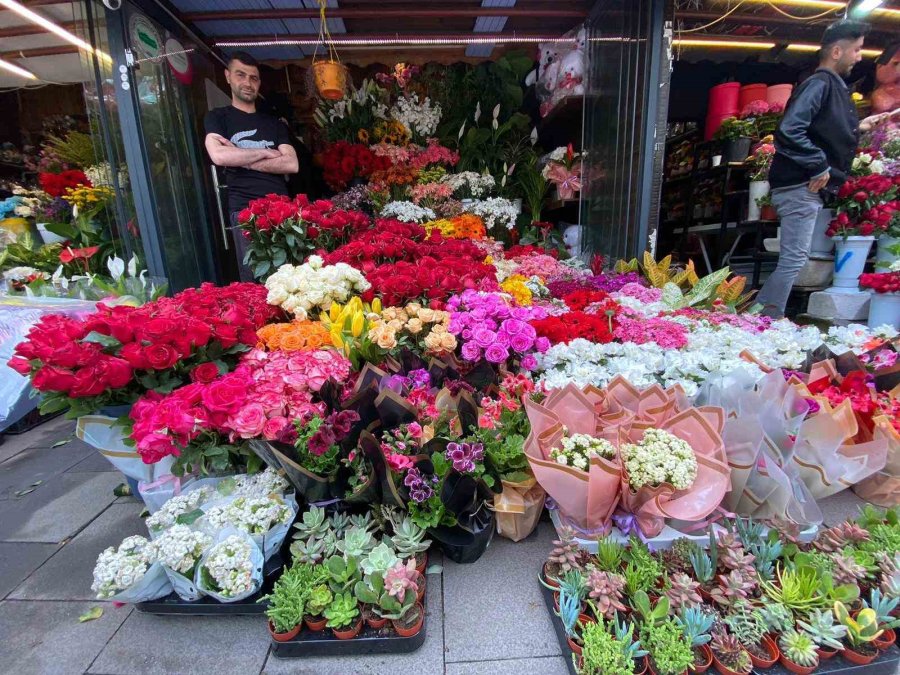 Çiçekçilerde ’anneler Günü’ Mesaisi
