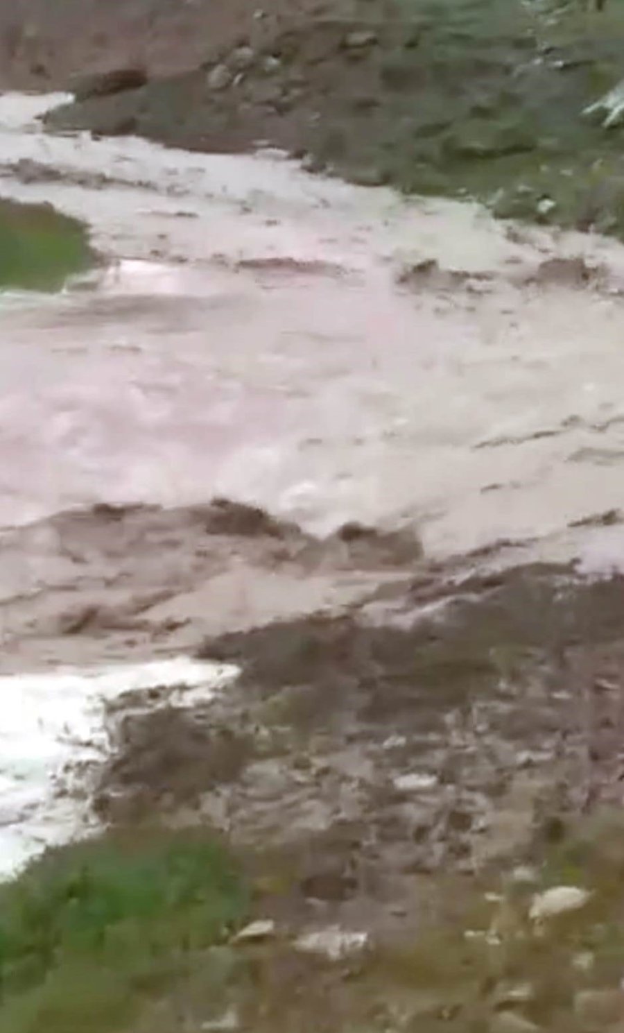 Sağanak Yağış Tomarza’da Sele Dönüştü