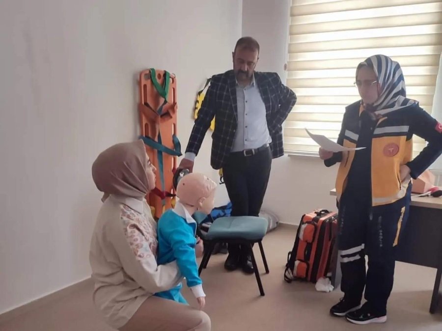 Ambulans Görevlilerine Eğitim Verildi