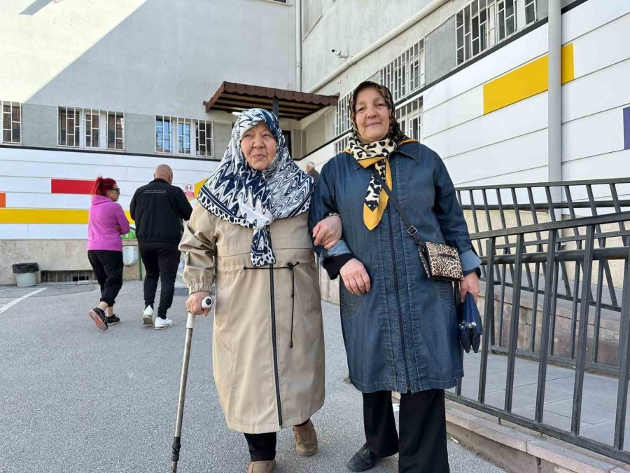 Yürüme Zorluklarına Rağmen Erkenden Oylarını Kullandılar