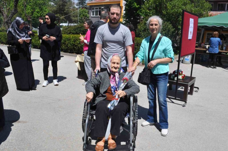 Sevim Teyze 86 Yıllık Ömrüne Bir Seçime Daha Kattı