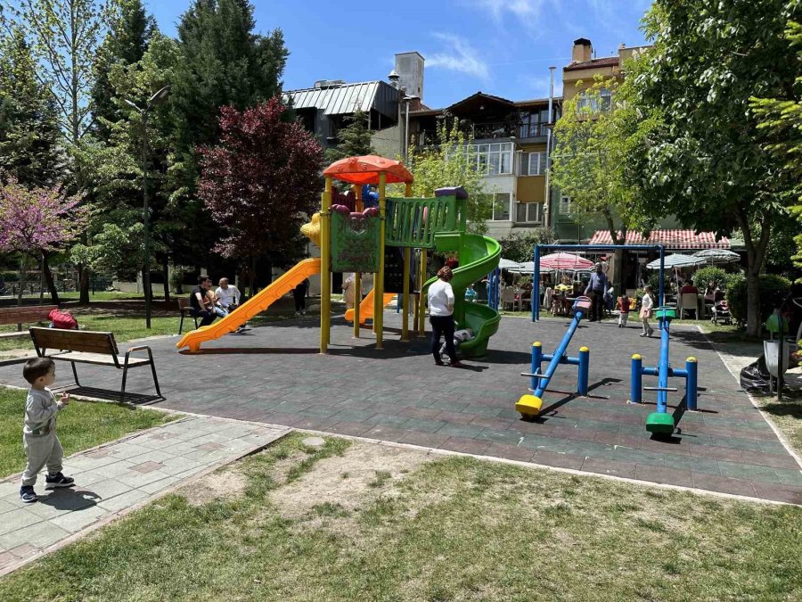 Eskişehirliler Önce Sandığa, Sonra Parklara Koştu