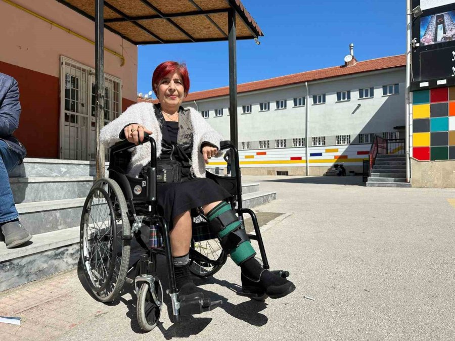 Yürüme Zorluklarına Rağmen Erkenden Oylarını Kullandılar