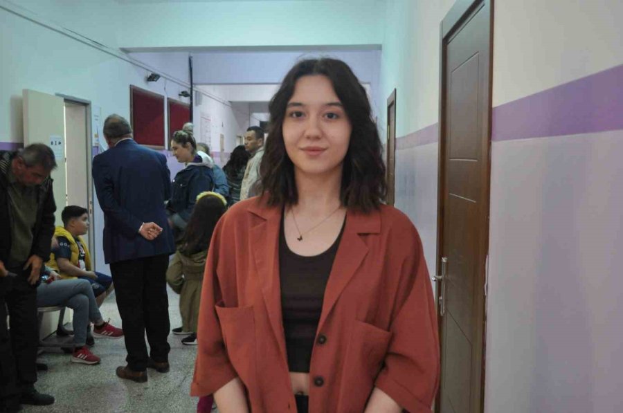 Oy Kullanmaya Giden Vatandaşlar Sandık Başlarında Kuyruk Oluşturdu