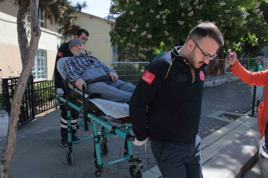 87 Yaşındaki Mustafa Amca Oy Kullanmaya Ambulansla Geldi