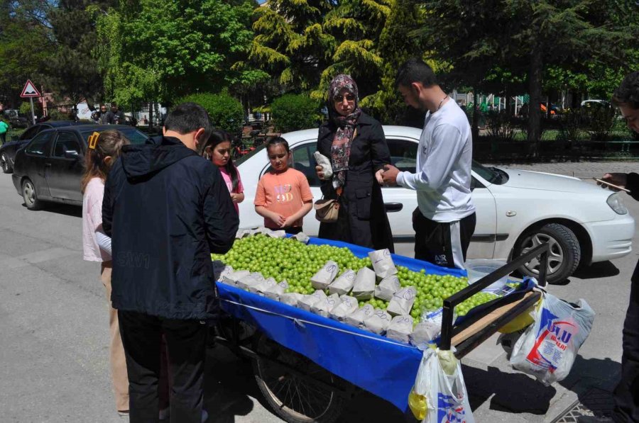 Oy Kullanılan Okulun Önüne Tezgah Kurup Erik Sattı