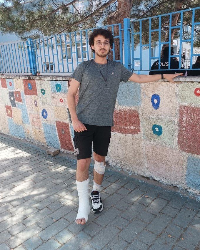 Dün Kaza Geçirdi, Bugün Hayatındaki İlk Oyunu Kullandı