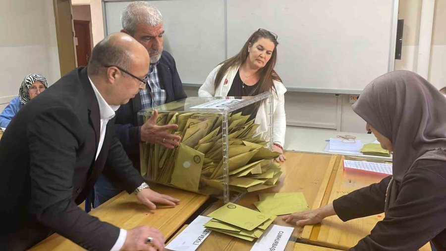 Oy Sayma İşlemleri Başladı